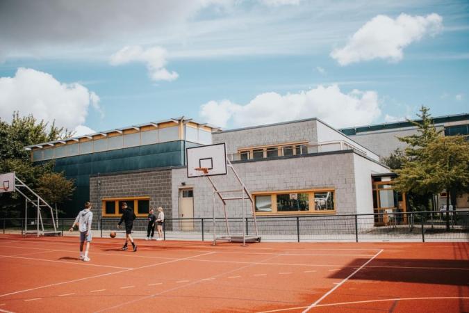 Foto: Mehrzweckspielfeld und Turnhallenkomplex auf dem Schulgelände.