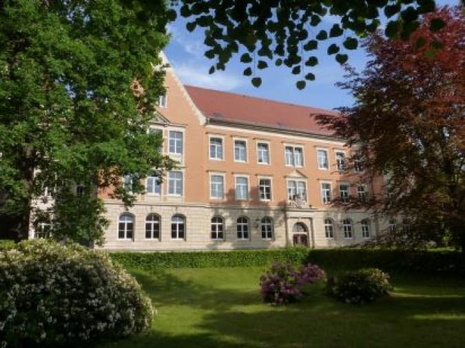 Auf diesem Bild ist die Vorderseite des Schulgebäudes mit dem vorderen Schulgelände zu sehen.