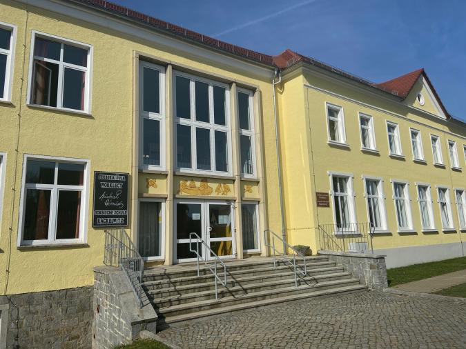 Schulgebäude der Sorbischen Oberschule "Michał Hórnik" in Räckelwitz. Es ist ein Gebäudekomplex.