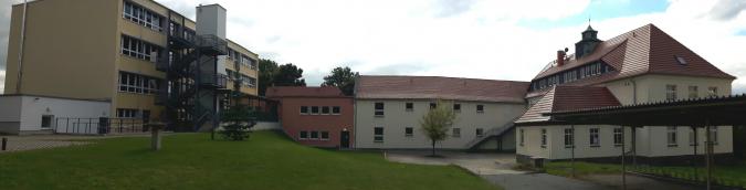 Der gesamte Gebäudekomplex von Altbau, Zwischenbau und Neubau.