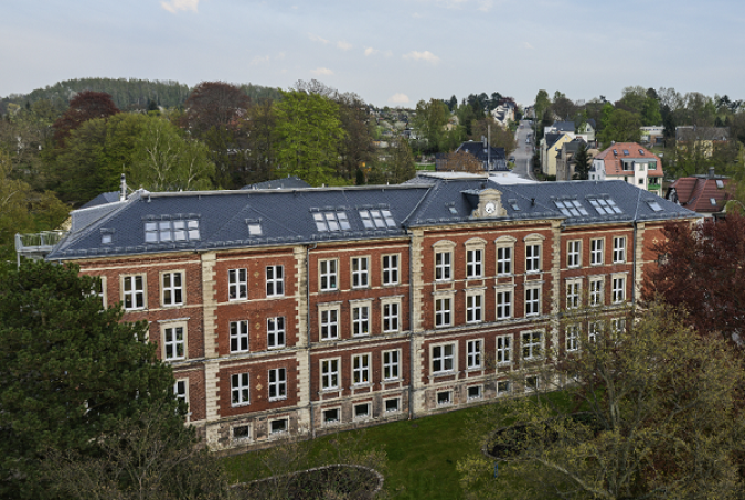 Das Schulgebäude von oben