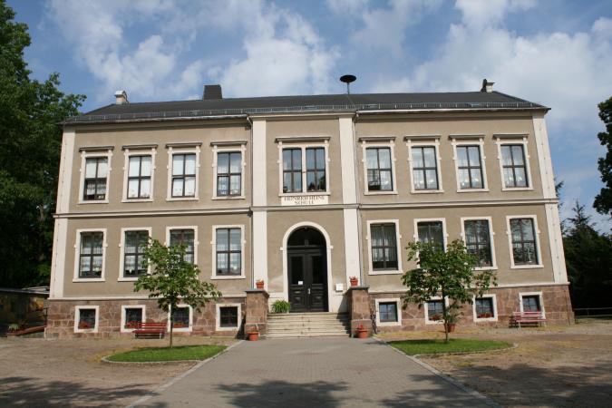 Haupteingang des Schulgebäudes.