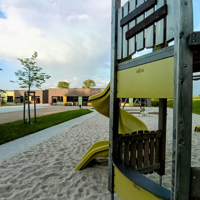 Schulhof mit Spielplatz
