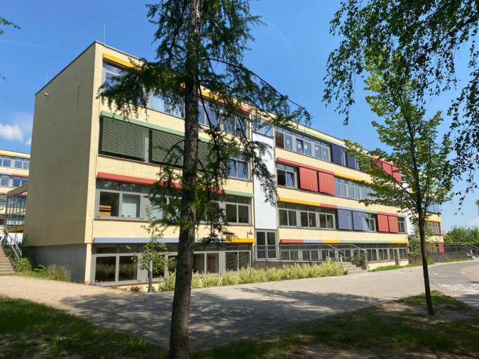 Schulansicht mit Teilen des Schulhofs.
