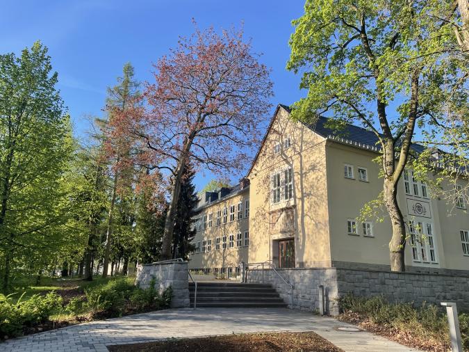 Blick auf den Haupteingang der Grundschule Weststraße