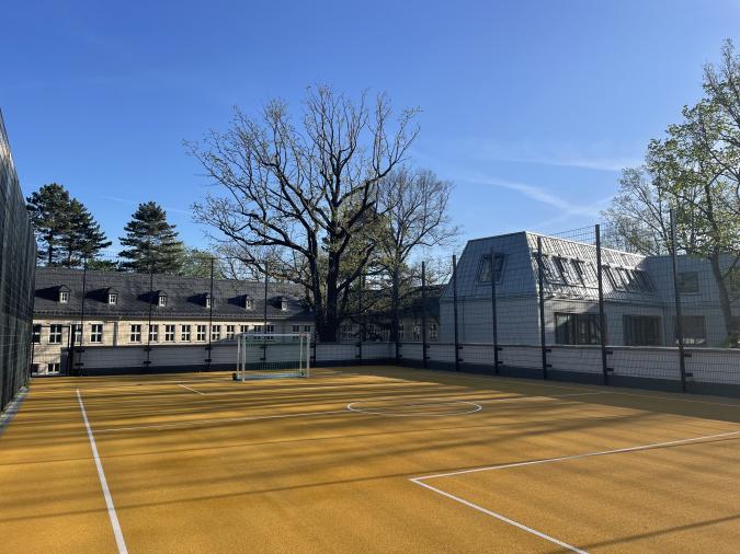 Toller Bolzplatz, der sich auf dem Dach der Einfeldsporthalle befindet