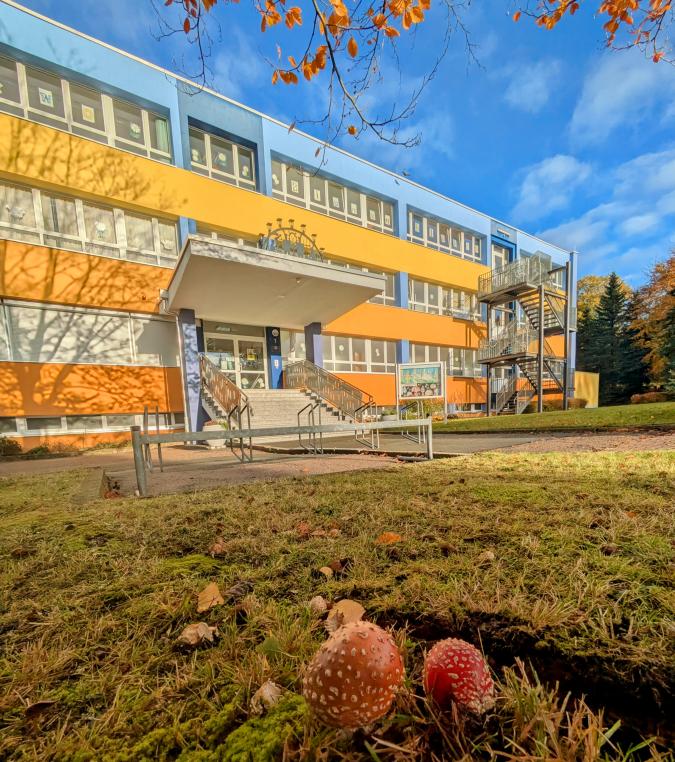 Schulhaus im Herbst