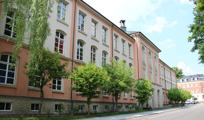 Das Bild zeigt die Schule von den Anlagen her im Frühling