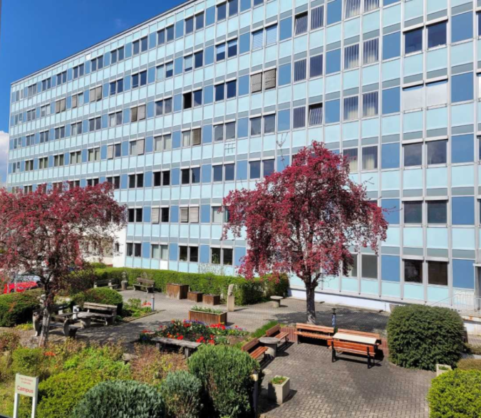 Hier ist die Einrichtung der Berufsschule Chemnitz und der Pflegeschule der ASG mbH zu sehen.