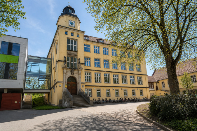 68. Grundschule Dresden „Am Heiligen Born“ Hauptgebäude mit Neubau und Turnhalle