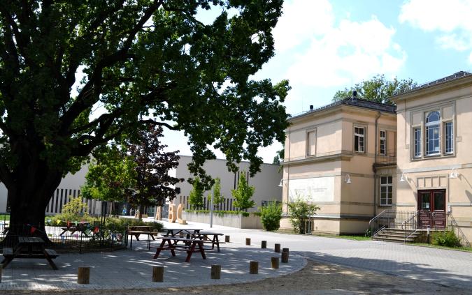 Neubau und Altbau der 47. Grundschule