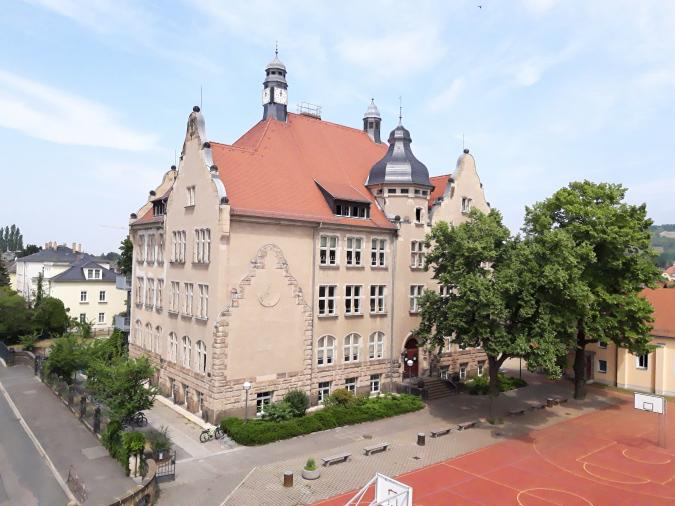 Schulgebäude mit Sport und Pausenhof der Grundschule Kötzschenbroda