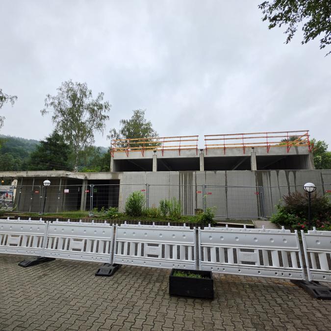 Blick auf die Baustelle der Turnhalle