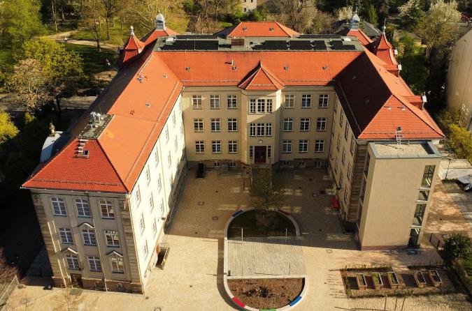 Unsere Grundschule von oben.