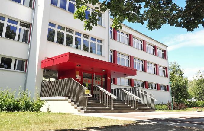Vorderansicht des Schulgebäudes mit Haupteingang