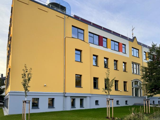 Unser farbenfrohes Schulgebäude.