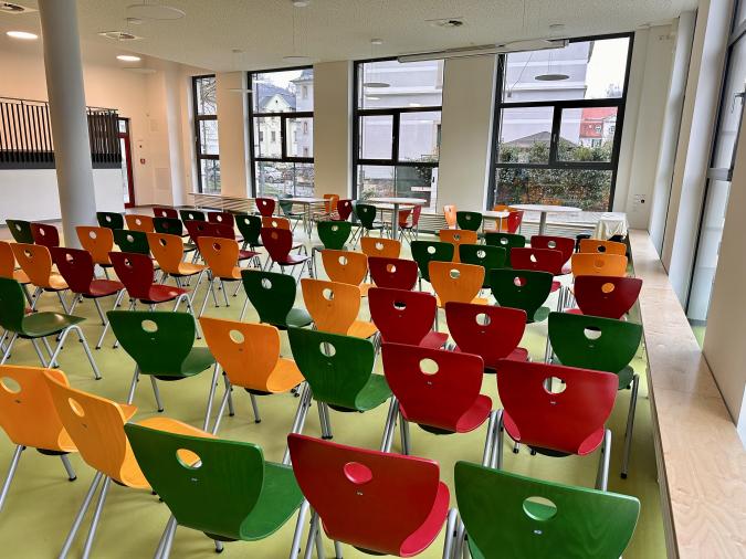 Großer Mehrzweckraum: Aula, Speiseraum, Versammlungsraum.