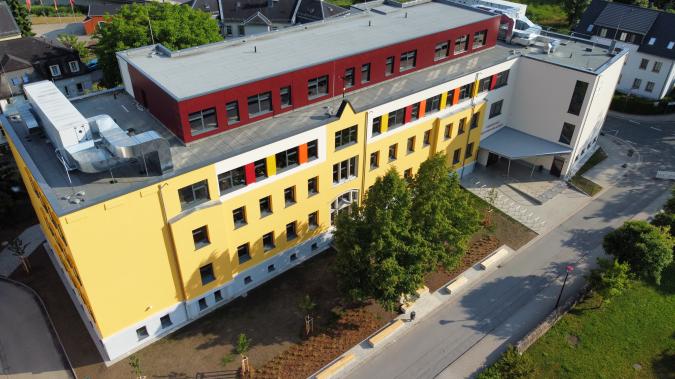 Luftaufnahme des Schulgebäudes.