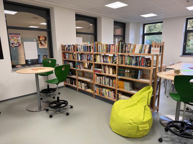 Unsere Schulbibliothek mit breiter Leseauswahl - ein Ort zum Lernen und Wohlfühlen.