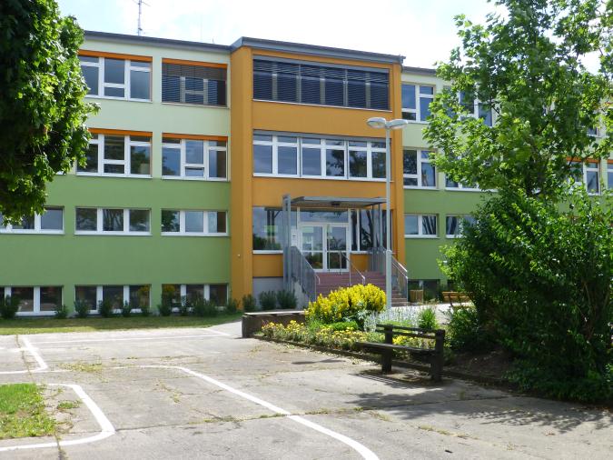 Vorderansicht Schule