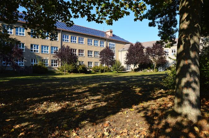 Schulhof von hinten