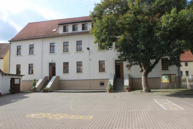 Schulgebäude mit Schulhof