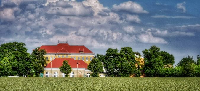 Schulgelände vom Sportplatz aus