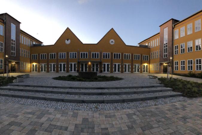 Schule Ratzelstraße im Abendlicht