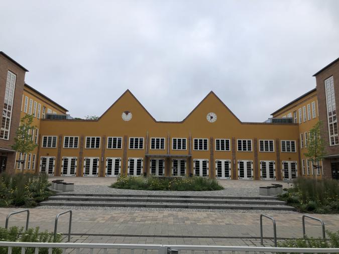Schule Ratzelstraße - vorderer Schulhof