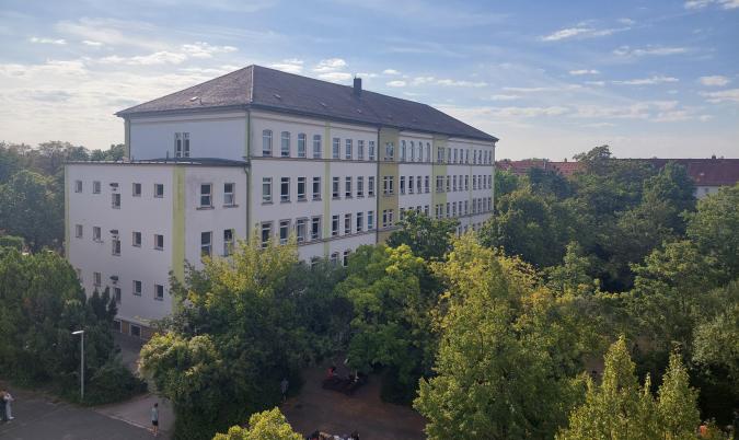 Ansicht des F.-A.-Brockhaus Gymnasiums bei Sonnenschein