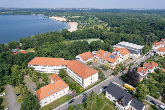 Die Rudolf-Hildebrand-Schule von oben - idyllisch gelegen, direkt am Cospudener See.