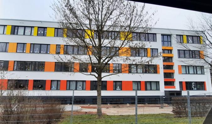 Blick auf die Südseite des Schulgebäudes