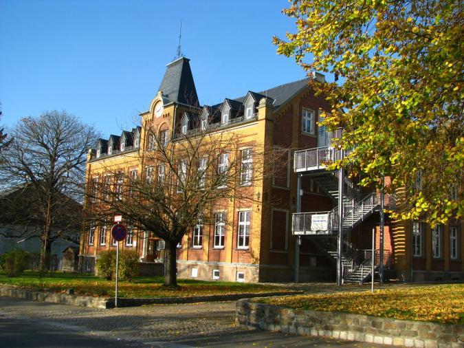 Schulgebaude Vorderansicht