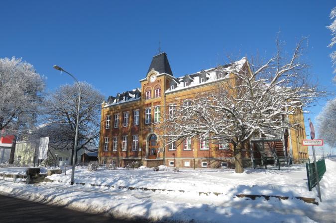 Schulgebäude im Winter