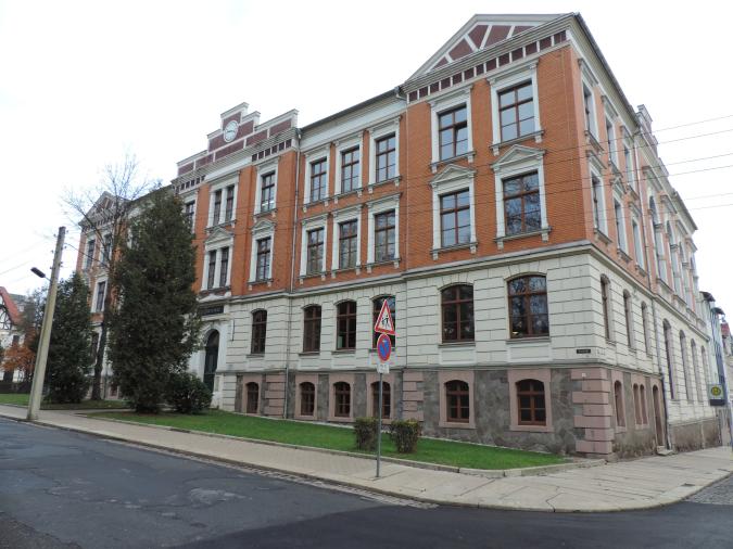 Schule Front