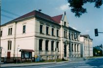 Schulgebäude mit Alt- und Neubau