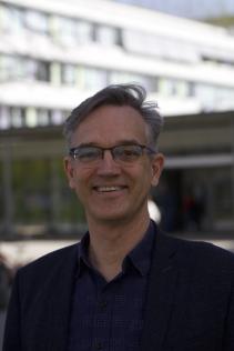 Zu sehen ist ein Bild von Dr. Steffen Jost.