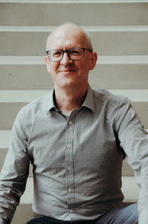 Herr Günther ist als stellvertretender Schulleiter tätig. Er plant die Unterrichtszeiten und Vertret